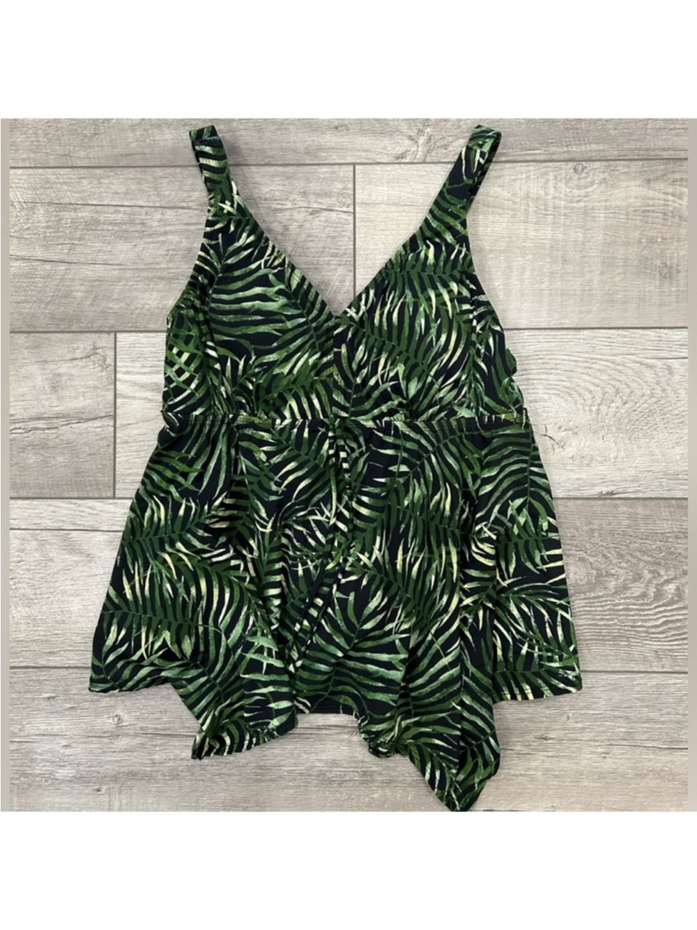 Avenue Women's Green Leaf-Print V-Neck Swim Top